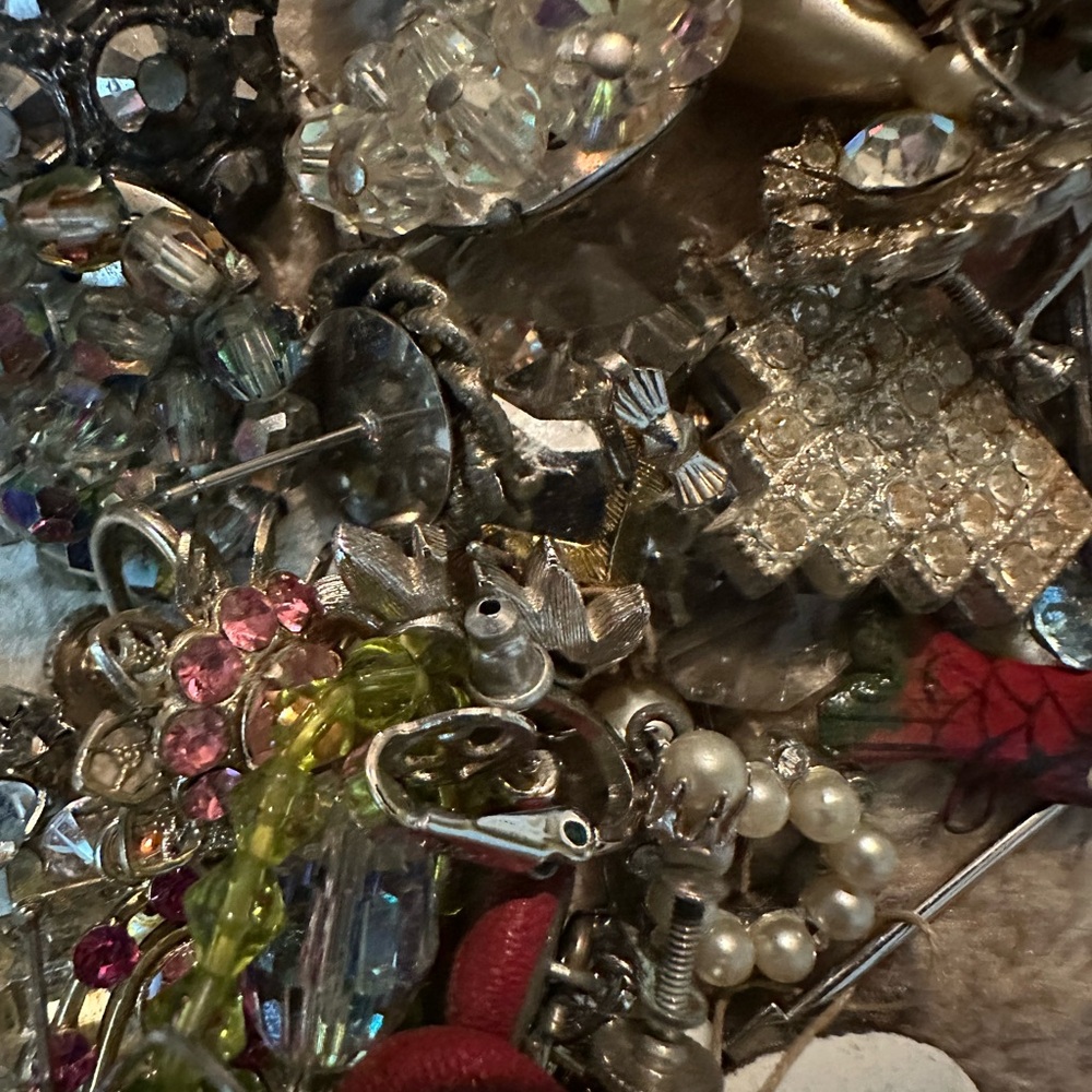 1/4 Pound Vintage 60’s to Present, Jewelry/Crafting Lot. - Picture 3 of 8